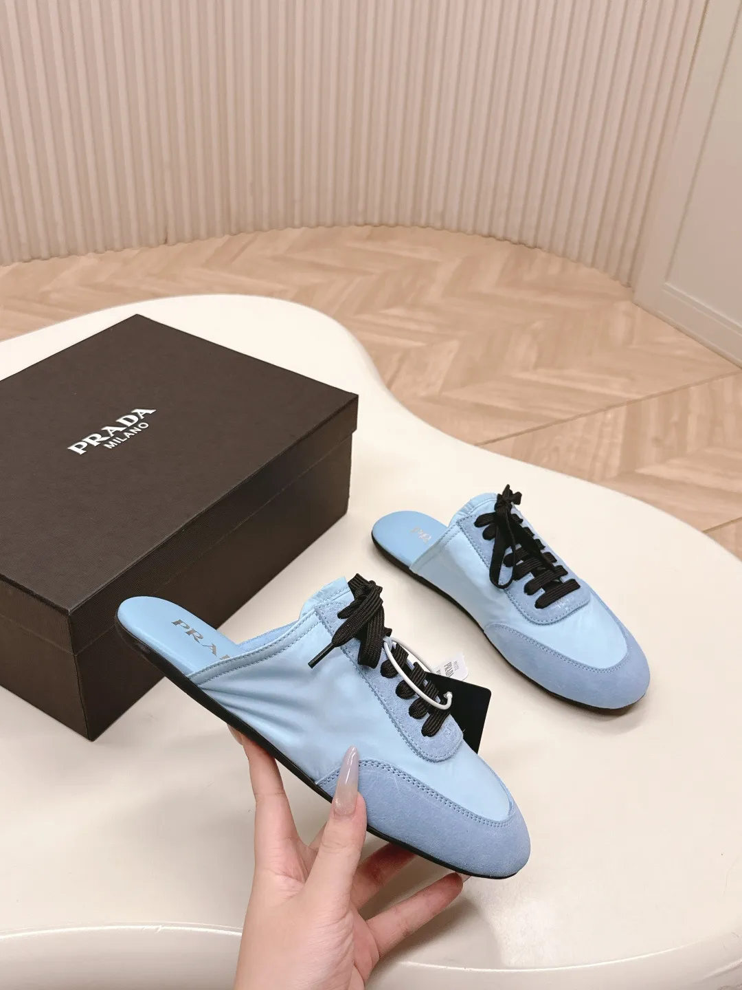 👟👟Ex-factory price 480👟👟 New color half-flop Prada Collapse recycled nylon and suede leather stretch half-flop 2025 spring and summer latest catwalk model Forrest Gump slippers Fashion item thin casual slippers This extremely lightweight sports shoe is made of recycled nylon and suede leather to create a three-dimensional shoe shape. The mixed materials highlight Prada's sports style and exquisite craftsmanship soul. The flat bottom design and elastic side cuffs make it easy to put on and take off with ease. The upper is decorated with a screen-printed logo ● Thin rubber sole · Removable leather insole upper, a casual shoe that is light, easy to wear and practical, with an original molded rubber outsole! Encounter a variety of colors combined with Forrest Gump shapes and iconic details such as Prada regenerated nylon to interpret a new style. Size: Women’s size. 35～39# 40.41